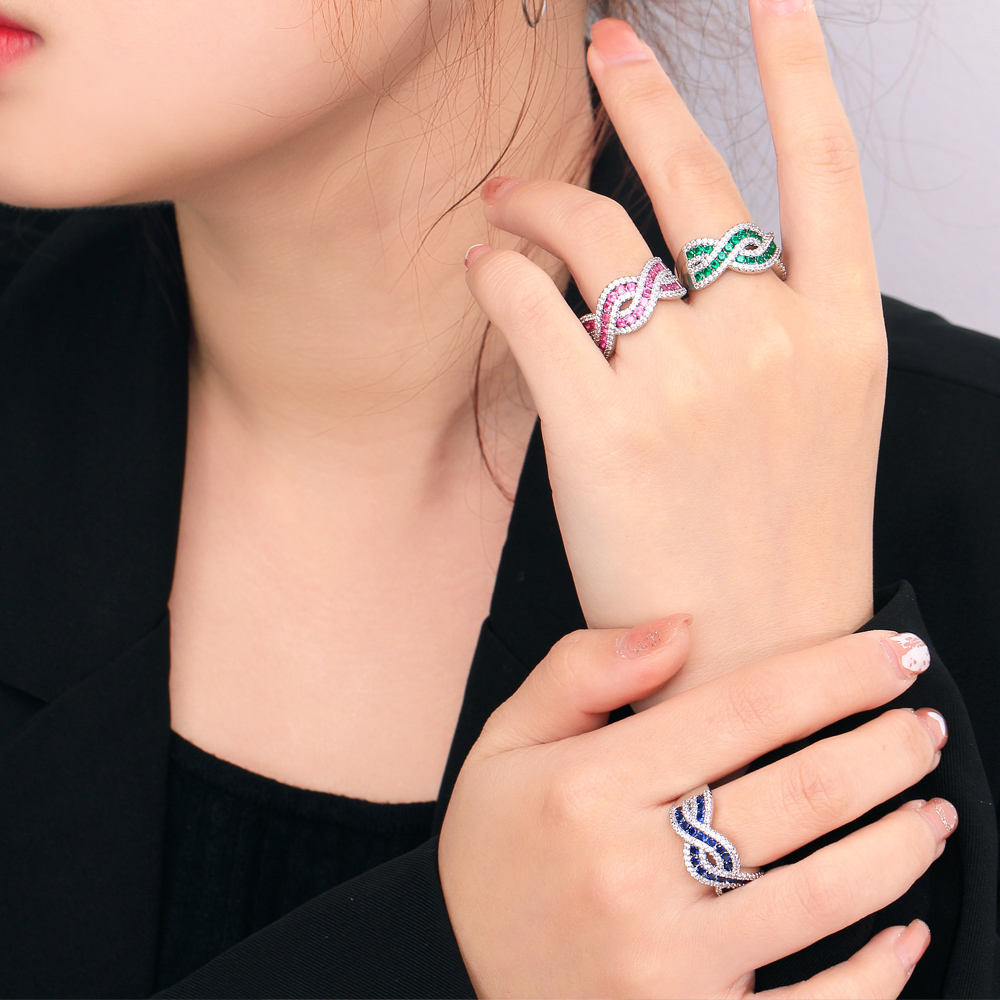 Bague incrusté de zircon torsadée