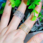 Bague Éclat Baguette en zircons, version platine portée