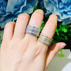 Bague Éclat Baguette en zircons, versions platine et or portées sur la main