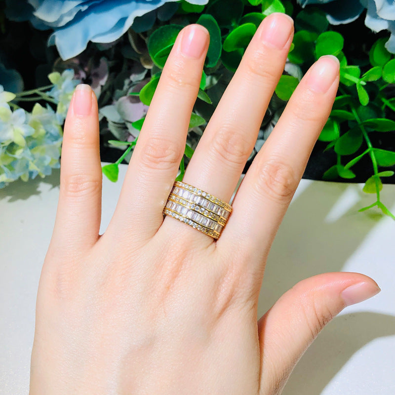 Bague Éclat Baguette en zircons, version or portée