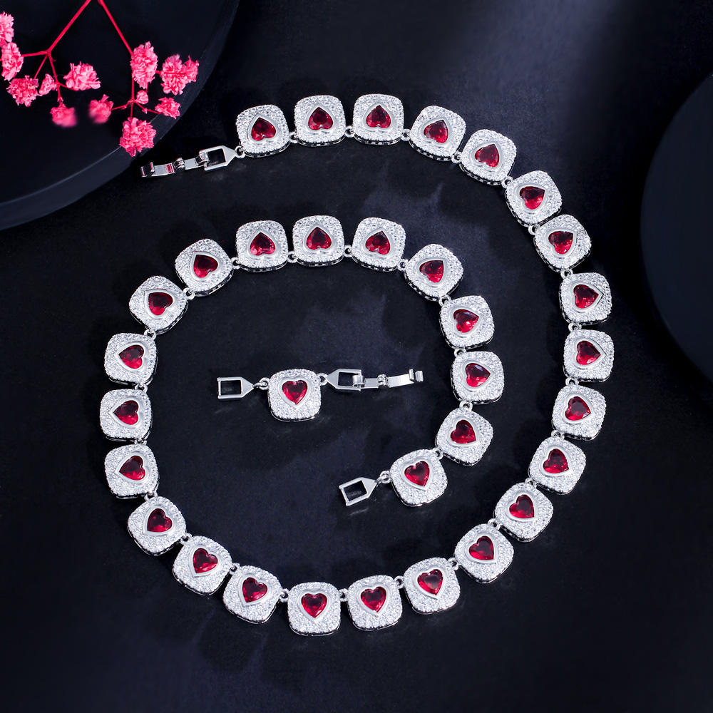 قلادة "قلب الحب" الفاخرة.