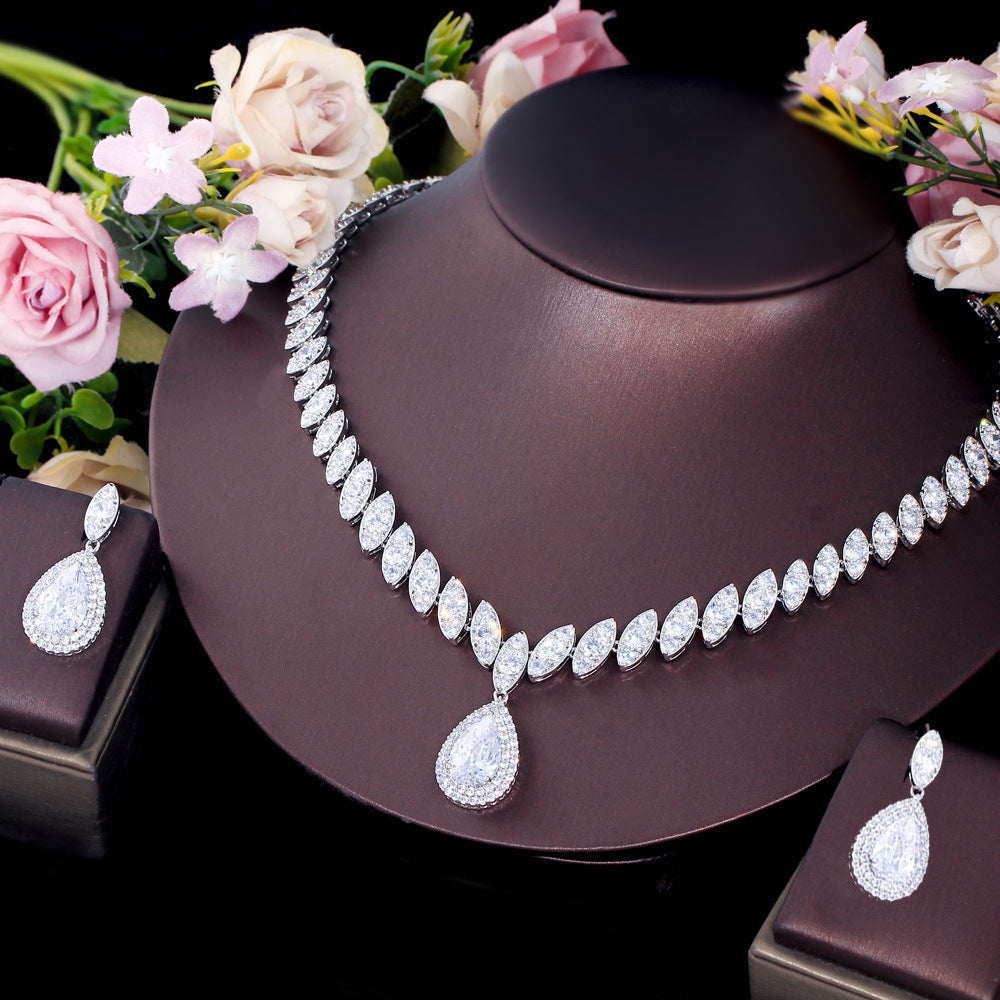 Parure Larme Royale, vue du collier et des boucles d'oreilles assorties