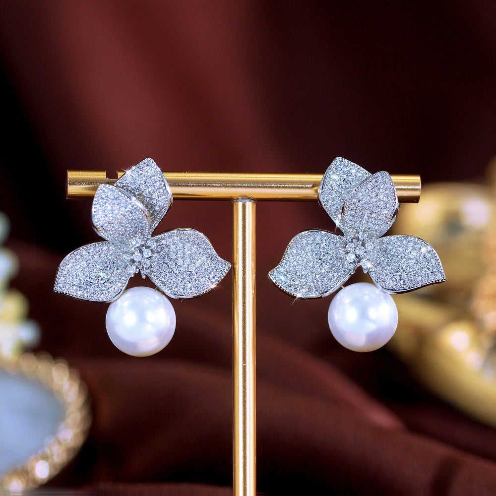 Fleur de Nacre – Boucles d’Oreilles Perle & Zircon