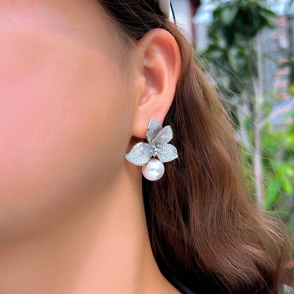 Fleur de Nacre – Boucles d’Oreilles Perle & Zircon