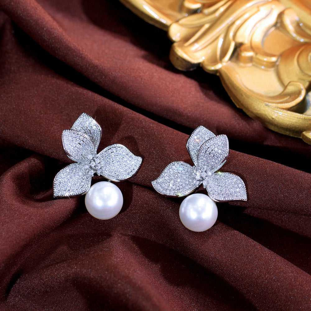 Fleur de Nacre – Boucles d’Oreilles Perle & Zircon